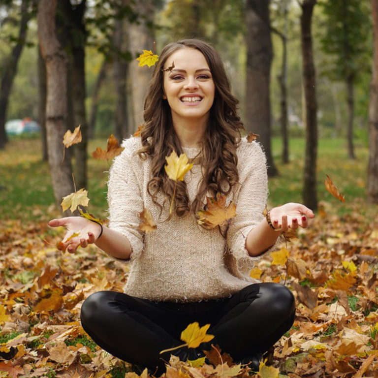 Femme au milieu de feuilles