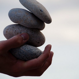 Galets dans une main thème complet numérologie