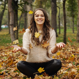 Jeune femme dans forêt thème personnalité numérologie